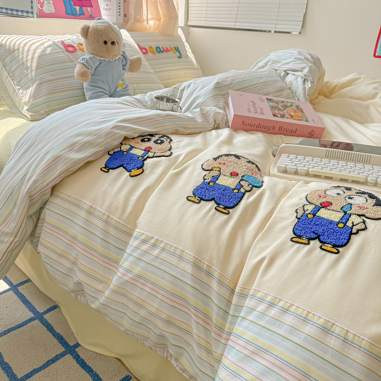 91家纺网 家纺一手货源 找家纺 子钦家纺 2025新款云朵棉水洗棉毛巾绣拼接拼角床单床笠四件套-调皮大王 调皮大王-七彩条纹小新