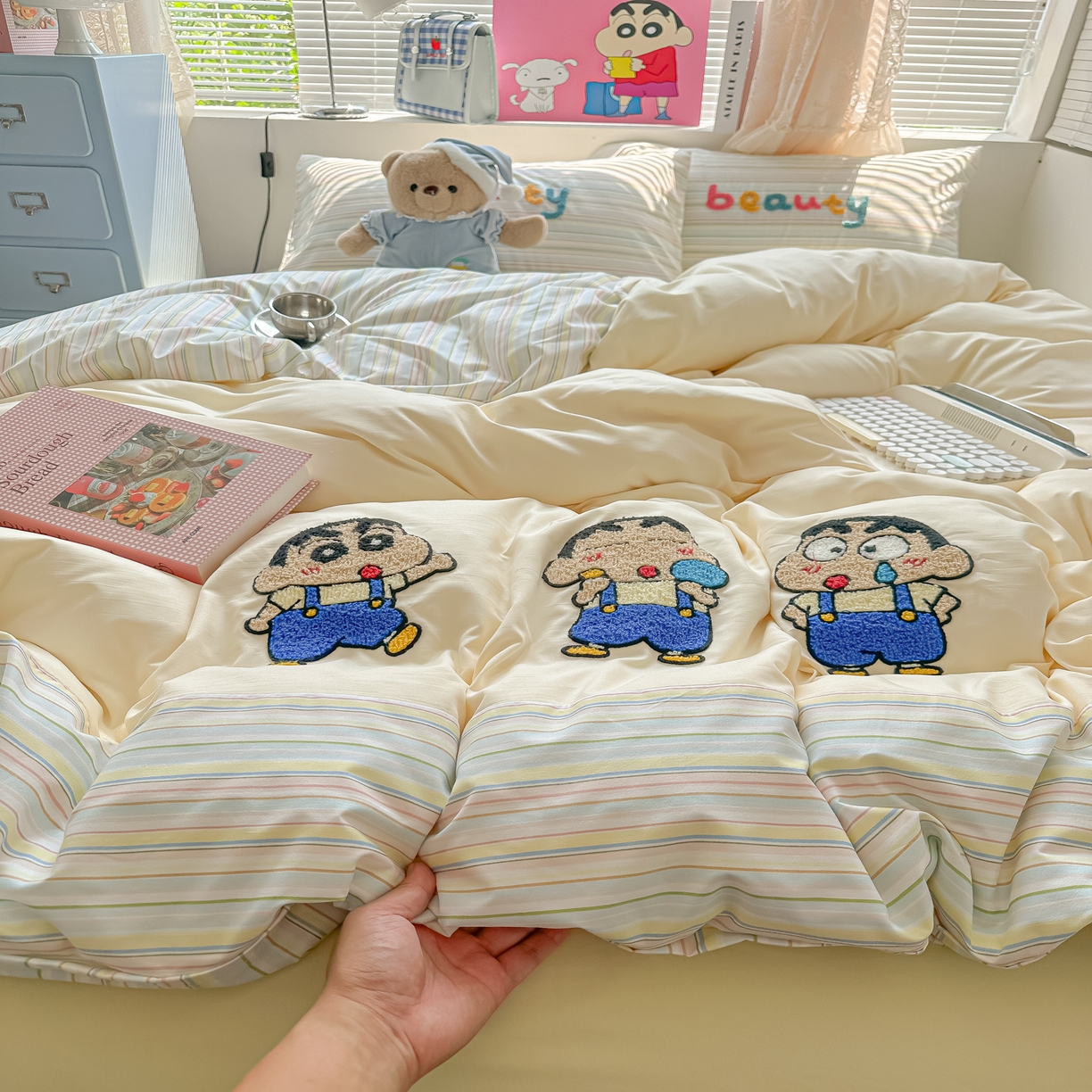 91家纺网 家纺一手货源 找家纺 子钦家纺 2025新款云朵棉水洗棉毛巾绣拼接拼角床单床笠四件套-调皮大王 调皮大王-七彩条纹小新