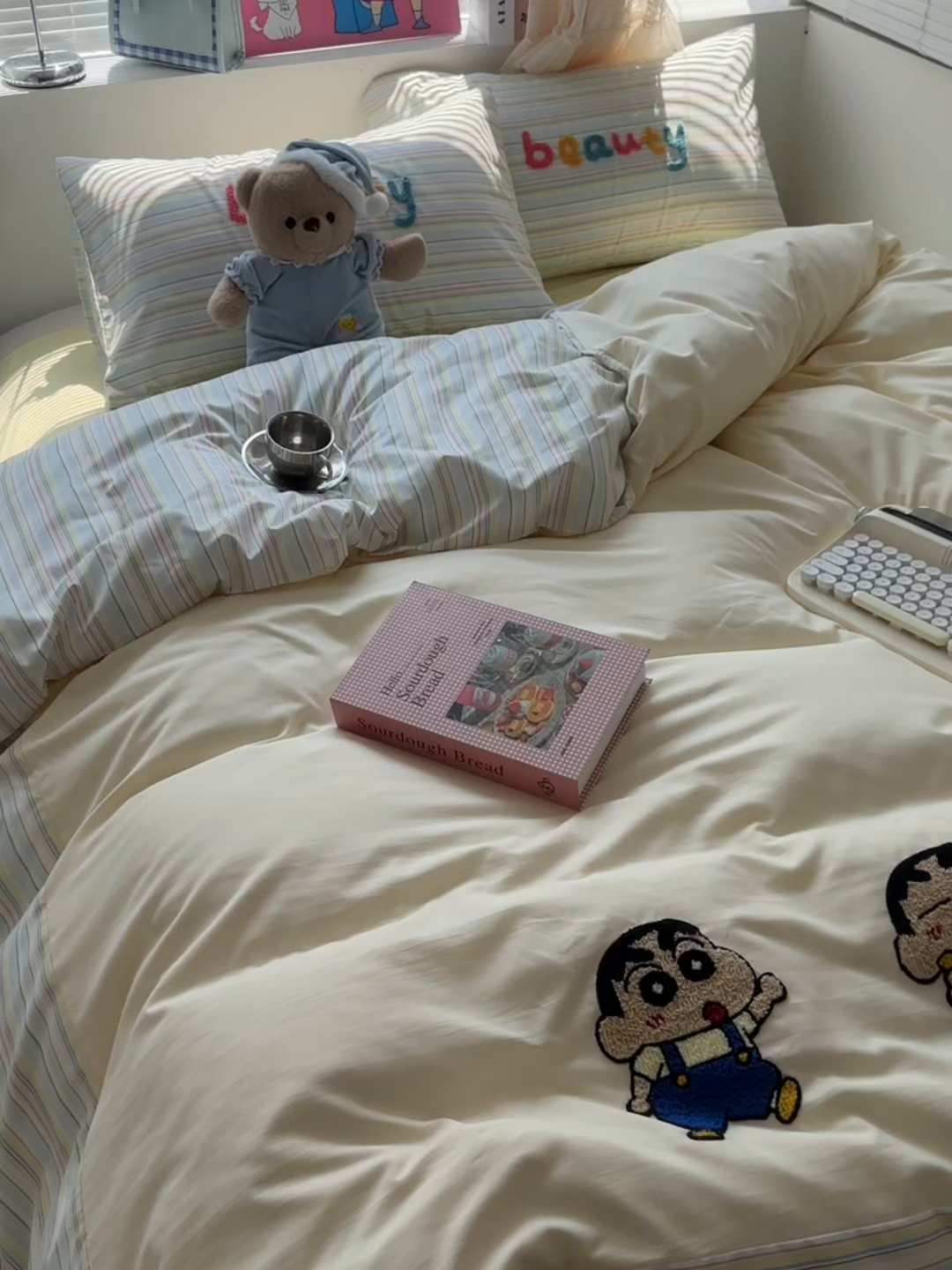 91家纺网 家纺一手货源 找家纺 子钦家纺 2025新款云朵棉水洗棉毛巾绣拼接拼角床单床笠四件套-调皮大王 调皮大王-七彩条纹小新