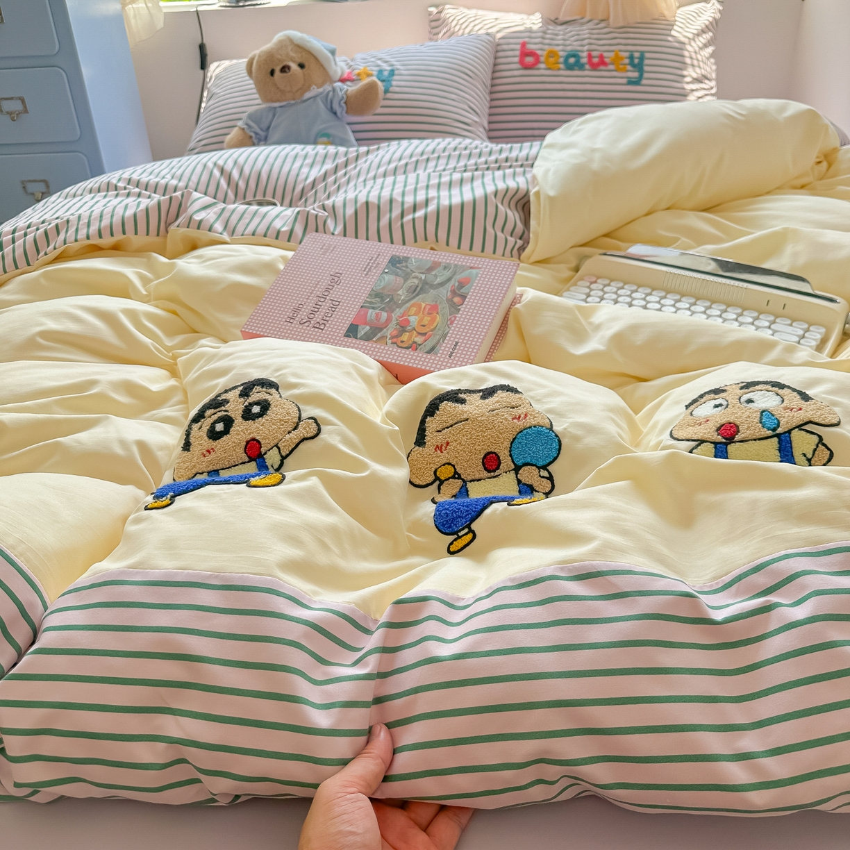 91家纺网 家纺一手货源 找家纺 子钦家纺 2025新款云朵棉水洗棉毛巾绣拼接拼角床单床笠四件套-调皮大王 调皮大王-紫色条纹小新