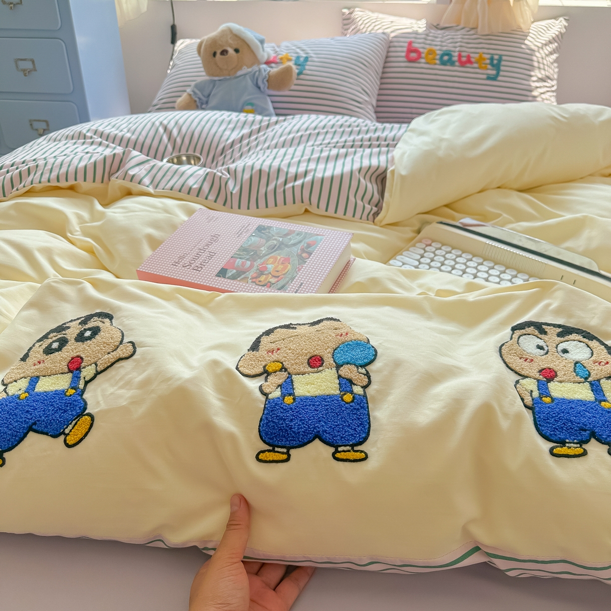 91家纺网 家纺一手货源 找家纺 子钦家纺 2025新款云朵棉水洗棉毛巾绣拼接拼角床单床笠四件套-调皮大王 调皮大王-紫色条纹小新