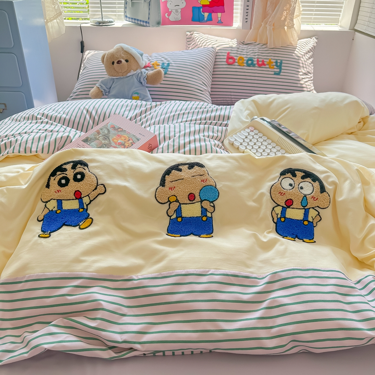 91家纺网 家纺一手货源 找家纺 子钦家纺 2025新款云朵棉水洗棉毛巾绣拼接拼角床单床笠四件套-调皮大王 调皮大王-紫色条纹小新