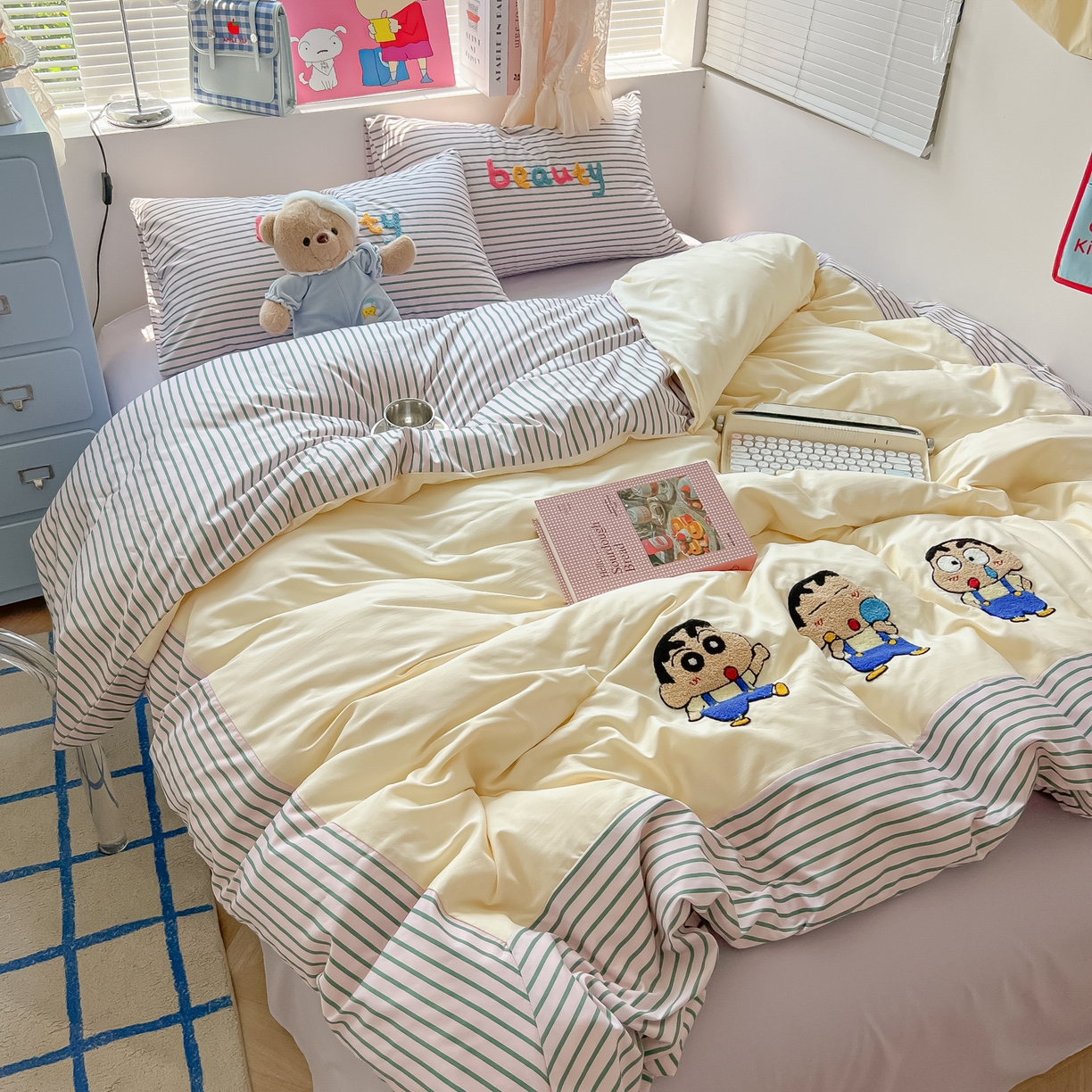 91家纺网 家纺一手货源 找家纺 子钦家纺 2025新款云朵棉水洗棉毛巾绣拼接拼角床单床笠四件套-调皮大王 调皮大王-紫色条纹小新