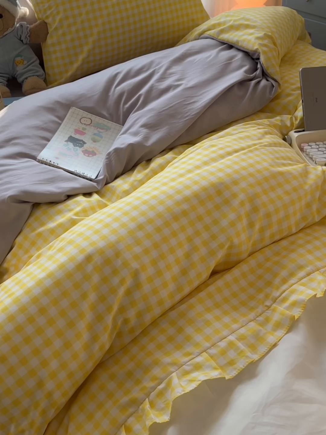 91家纺网 家纺一手货源 找家纺 子钦家纺 2025云朵棉水洗棉新款花边拼接毛巾绣床单床笠床裙四件套-跳舞的小新 跳舞的小新-黄格