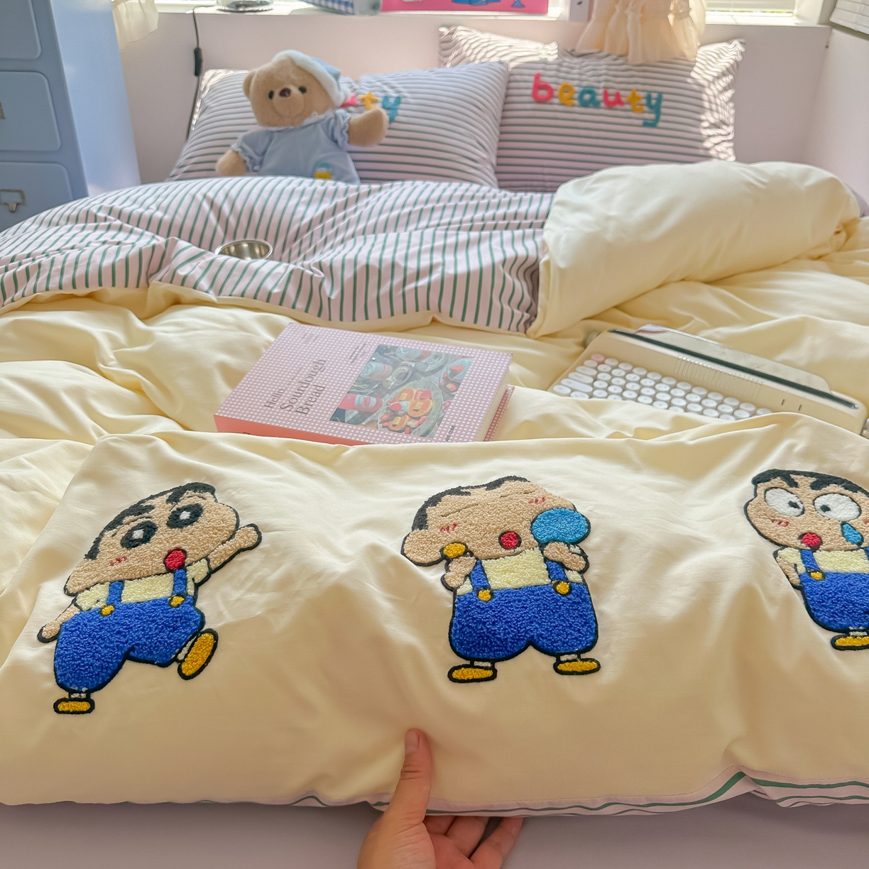 91家纺网 家纺一手货源 找家纺 子钦家纺 2025新款云朵棉水洗棉毛巾绣拼接拼角床单床笠四件套-调皮大王 调皮大王-紫色条纹小新