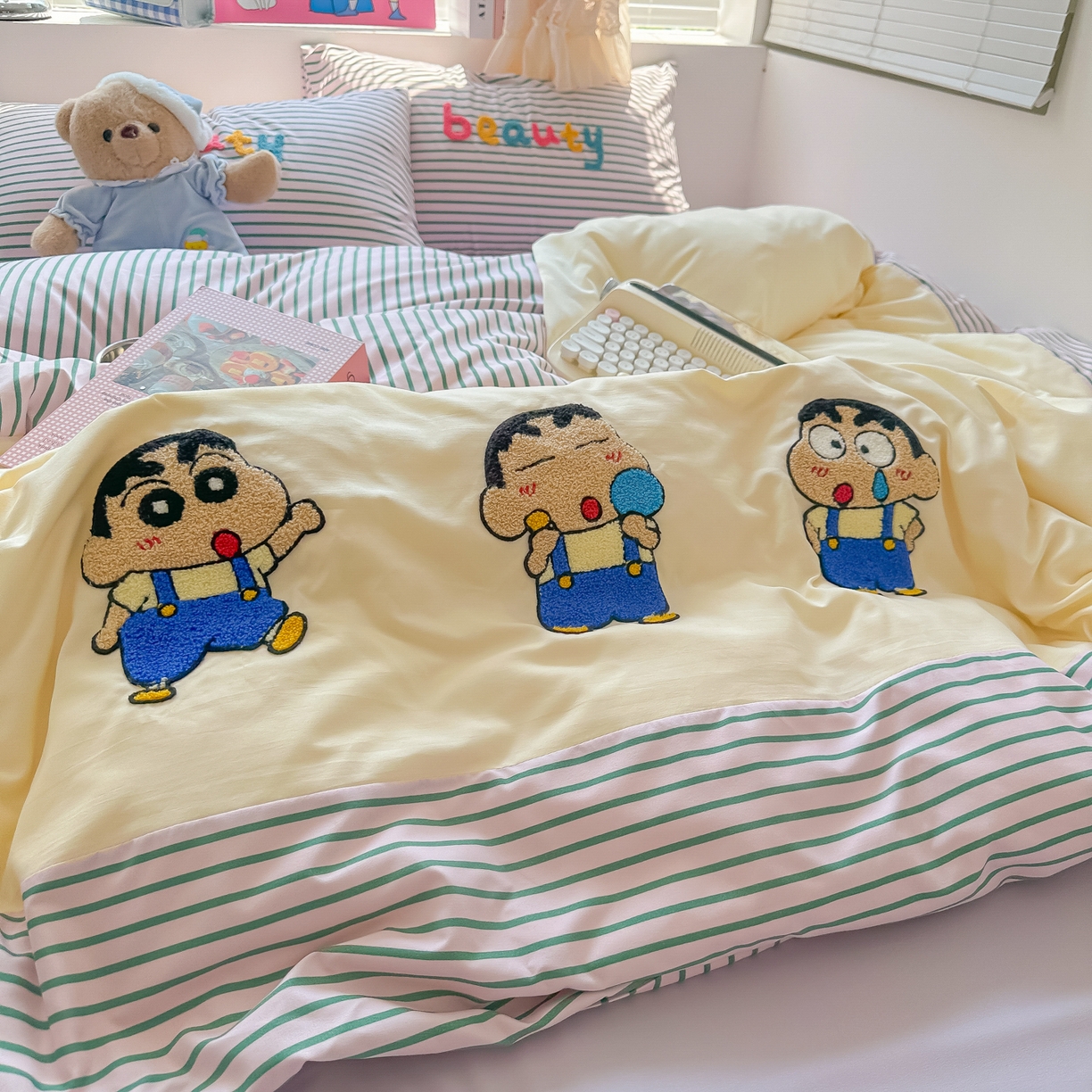 91家纺网 家纺一手货源 找家纺 子钦家纺 2025新款云朵棉水洗棉毛巾绣拼接拼角床单床笠四件套-调皮大王 调皮大王-紫色条纹小新