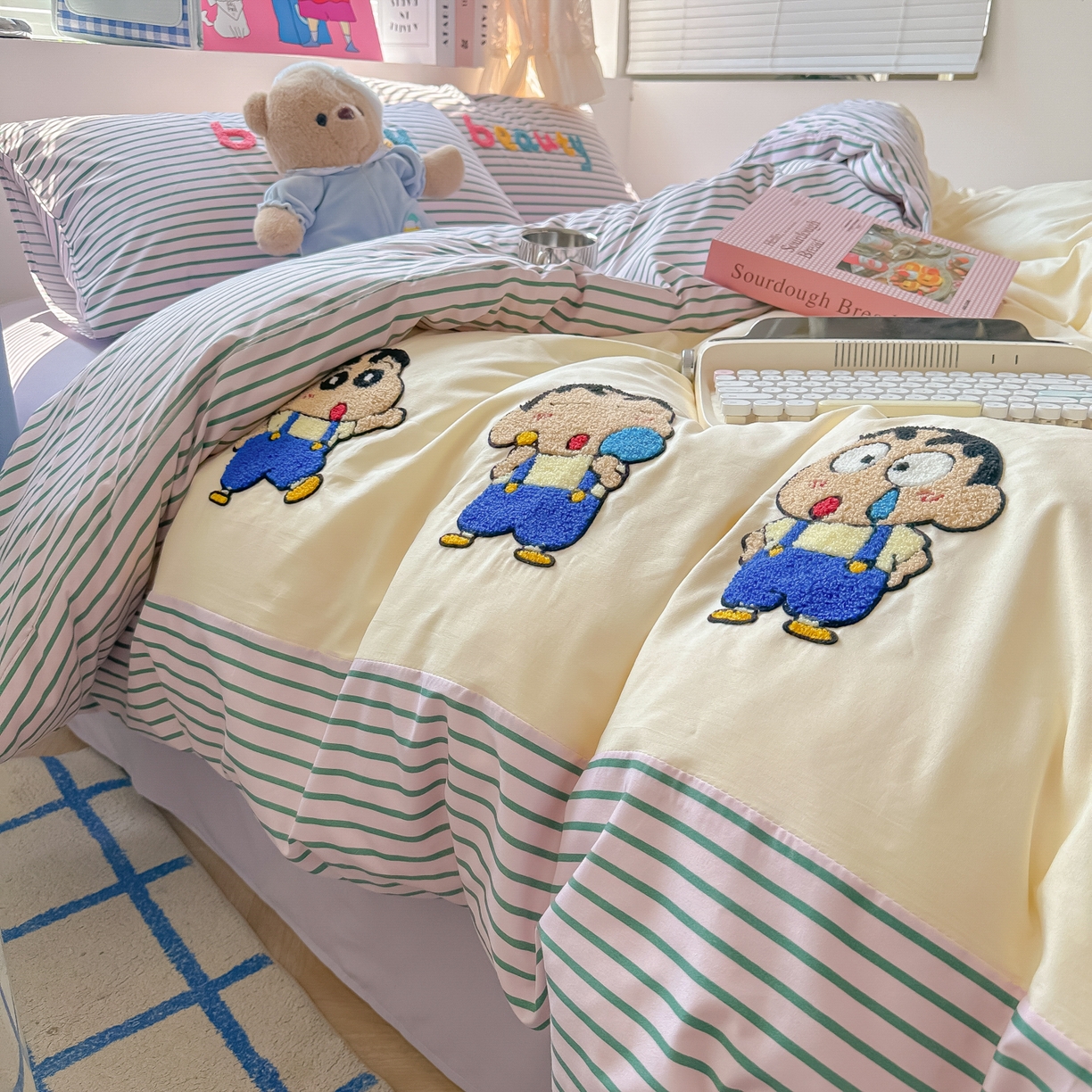 91家纺网 家纺一手货源 找家纺 子钦家纺 2025新款云朵棉水洗棉毛巾绣拼接拼角床单床笠四件套-调皮大王 调皮大王-紫色条纹小新