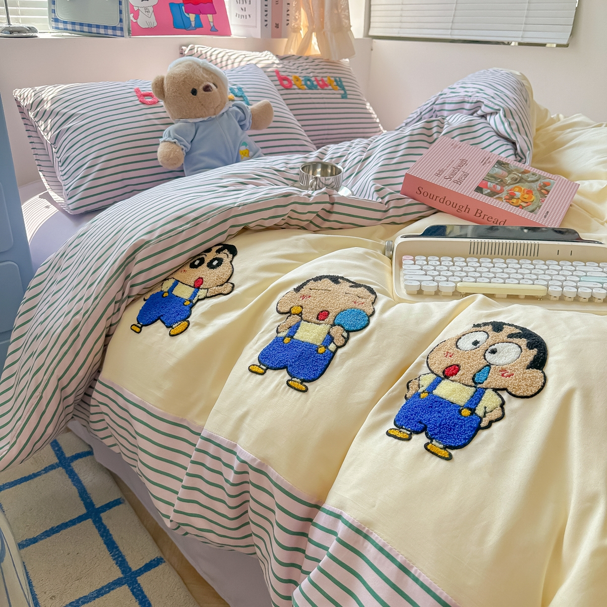 91家纺网 家纺一手货源 找家纺 子钦家纺 2025新款云朵棉水洗棉毛巾绣拼接拼角床单床笠四件套-调皮大王 调皮大王-紫色条纹小新