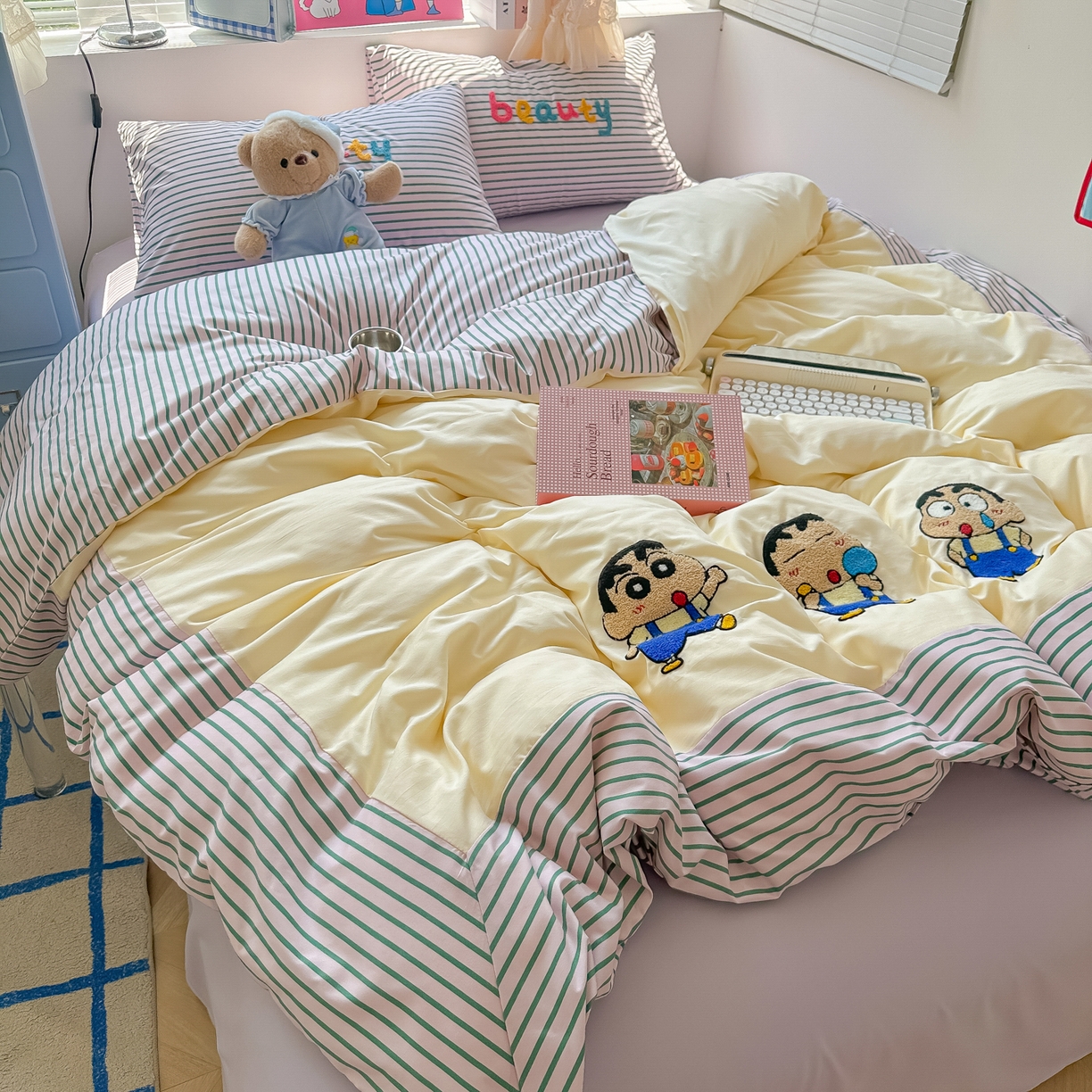 91家纺网 家纺一手货源 找家纺 子钦家纺 2025新款云朵棉水洗棉毛巾绣拼接拼角床单床笠四件套-调皮大王 调皮大王-紫色条纹小新