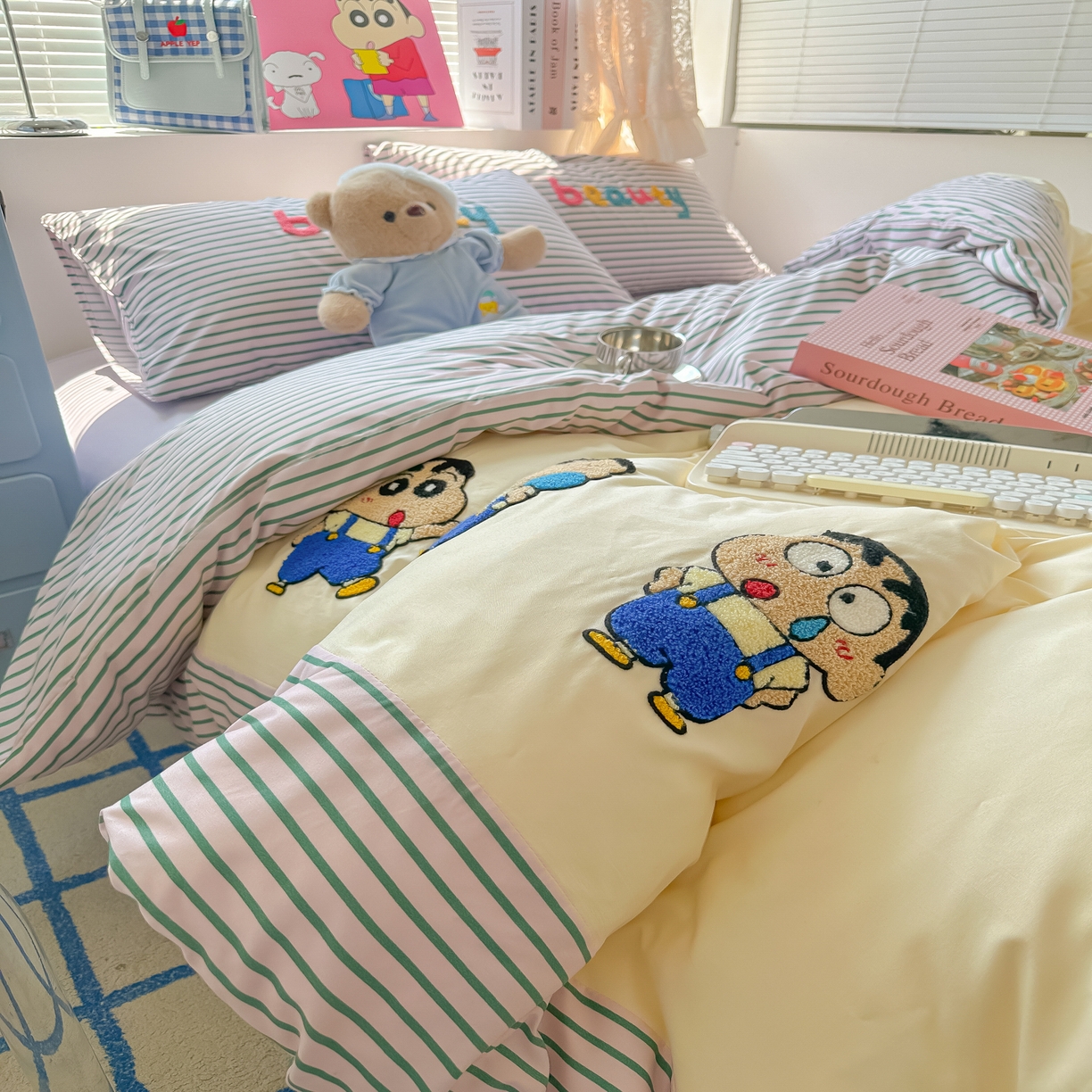 91家纺网 家纺一手货源 找家纺 子钦家纺 2025新款云朵棉水洗棉毛巾绣拼接拼角床单床笠四件套-调皮大王 调皮大王-紫色条纹小新