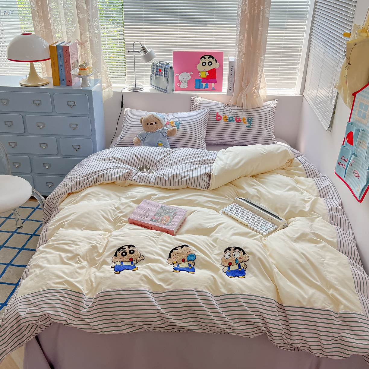 91家纺网 家纺一手货源 找家纺 子钦家纺 2025新款云朵棉水洗棉毛巾绣拼接拼角床单床笠四件套-调皮大王 调皮大王-紫色条纹小新