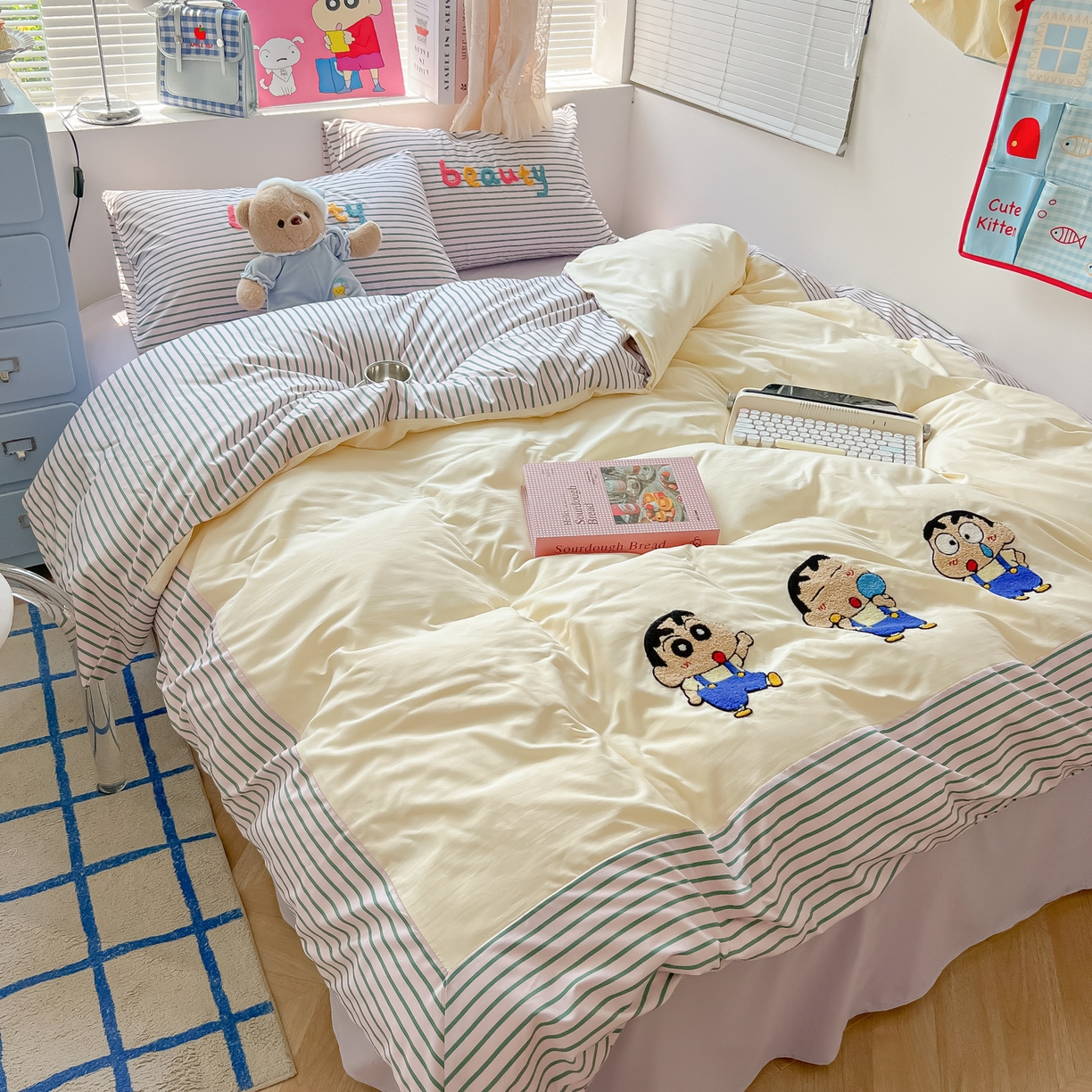 91家纺网 家纺一手货源 找家纺 子钦家纺 2025新款云朵棉水洗棉毛巾绣拼接拼角床单床笠四件套-调皮大王 调皮大王-紫色条纹小新