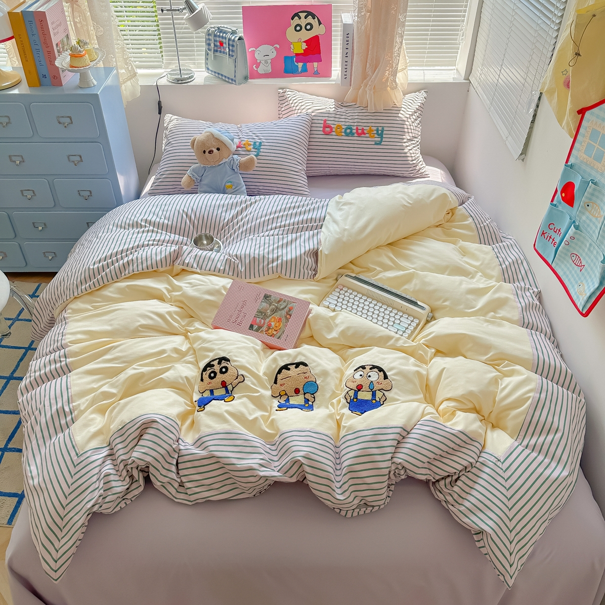 91家纺网 家纺一手货源 找家纺 子钦家纺 2025新款云朵棉水洗棉毛巾绣拼接拼角床单床笠四件套-调皮大王 调皮大王-紫色条纹小新