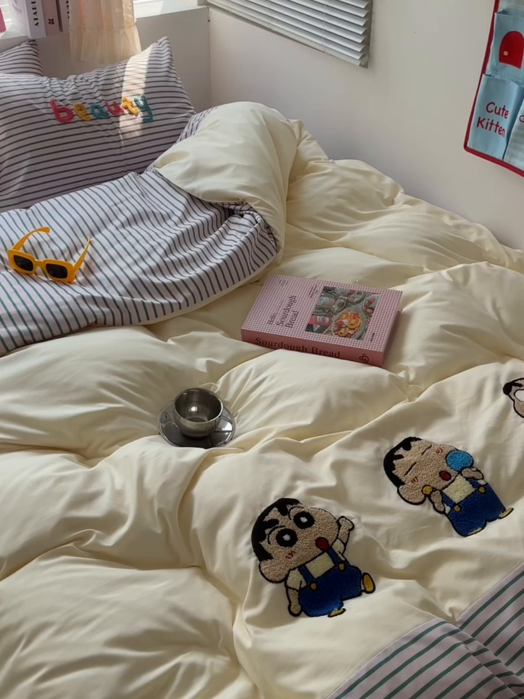 91家纺网 家纺一手货源 找家纺 子钦家纺 2025新款云朵棉水洗棉毛巾绣拼接拼角床单床笠四件套-调皮大王 调皮大王-紫色条纹小新