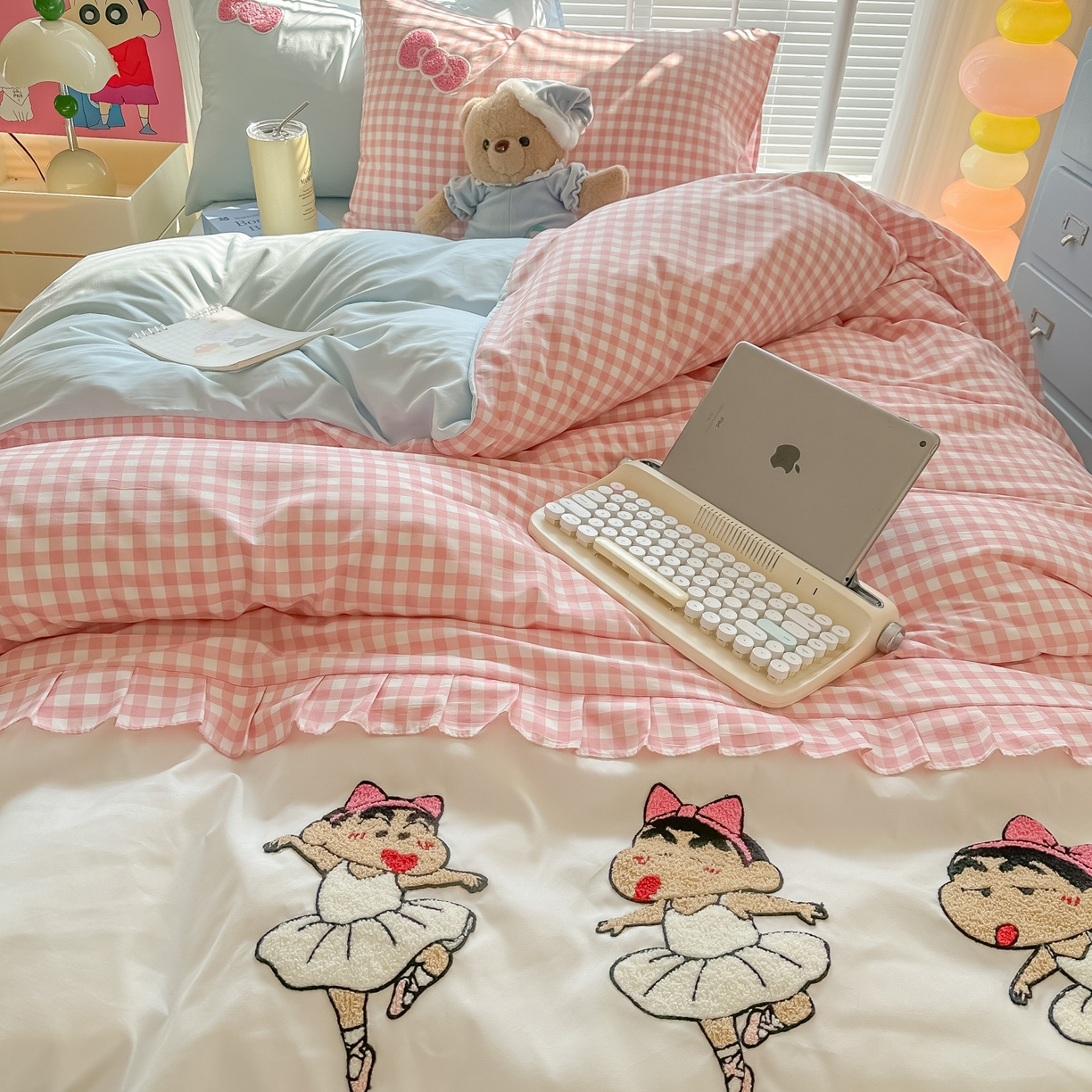 91家纺网 家纺一手货源 找家纺 （总）子钦家纺 2025云朵棉水洗棉新款花边拼接毛巾绣床单床笠床裙四件套-跳舞的小新