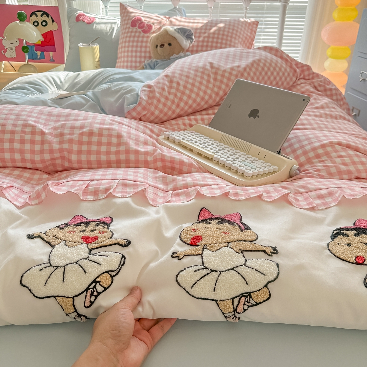 91家纺网 家纺一手货源 找家纺 （总）子钦家纺 2025云朵棉水洗棉新款花边拼接毛巾绣床单床笠床裙四件套-跳舞的小新