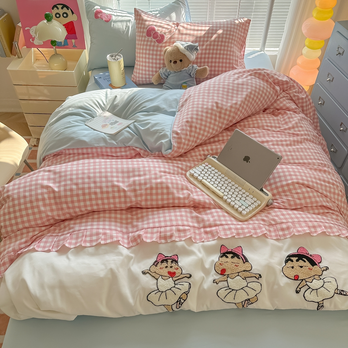 91家纺网 家纺一手货源 找家纺 （总）子钦家纺 2025云朵棉水洗棉新款花边拼接毛巾绣床单床笠床裙四件套-跳舞的小新