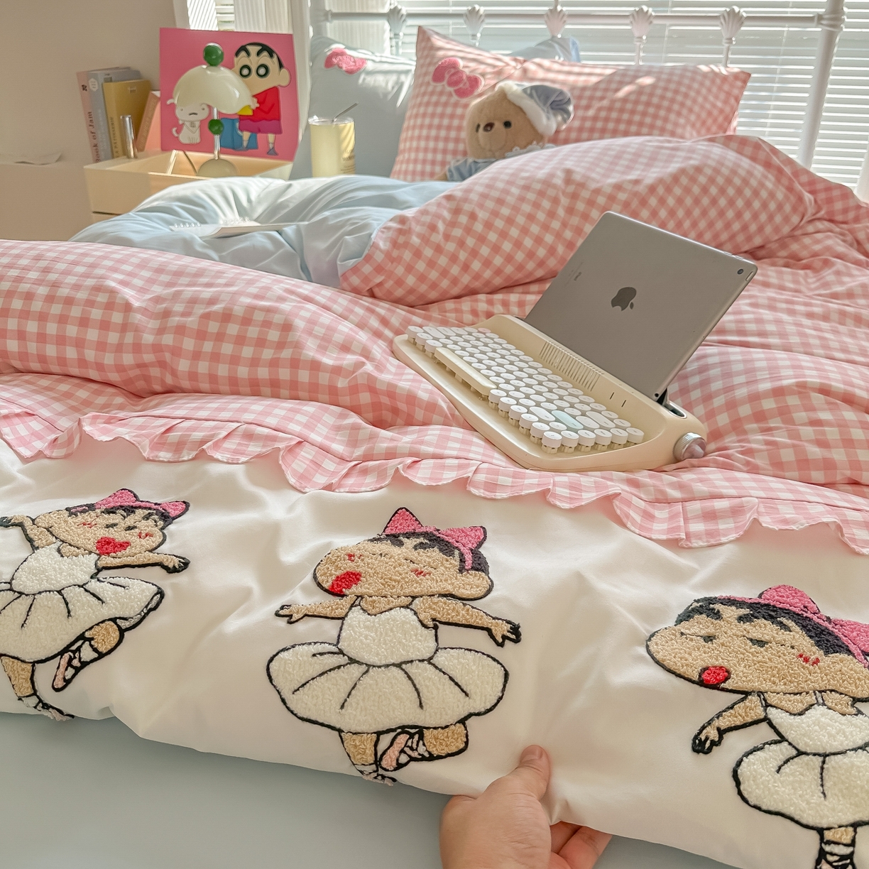 91家纺网 家纺一手货源 找家纺 子钦家纺 2025云朵棉水洗棉新款花边拼接毛巾绣床单床笠床裙四件套-跳舞的小新 跳舞的小新-粉格