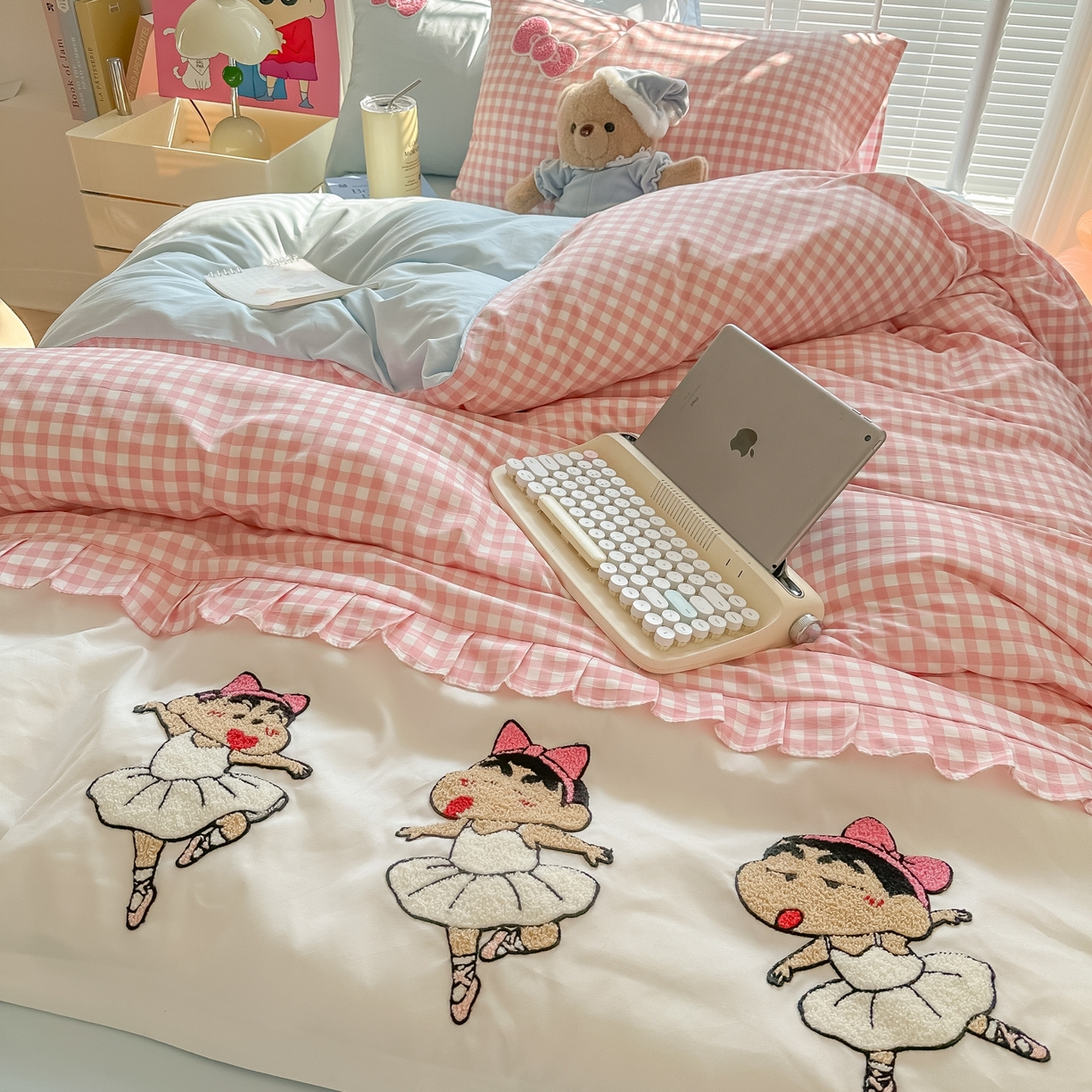 91家纺网 家纺一手货源 找家纺 子钦家纺 2025云朵棉水洗棉新款花边拼接毛巾绣床单床笠床裙四件套-跳舞的小新 跳舞的小新-粉格