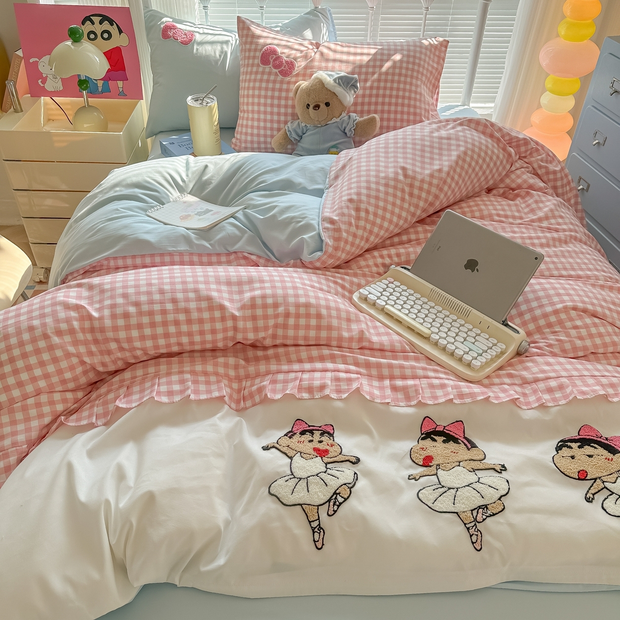 91家纺网 家纺一手货源 找家纺 子钦家纺 2025云朵棉水洗棉新款花边拼接毛巾绣床单床笠床裙四件套-跳舞的小新 跳舞的小新-粉格