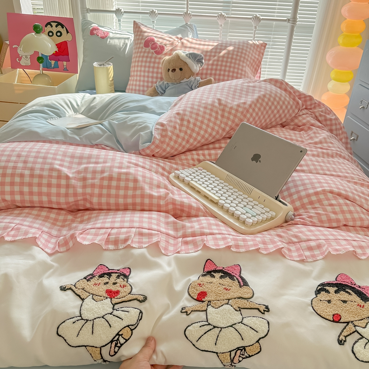 91家纺网 家纺一手货源 找家纺 子钦家纺 2025云朵棉水洗棉新款花边拼接毛巾绣床单床笠床裙四件套-跳舞的小新 跳舞的小新-粉格