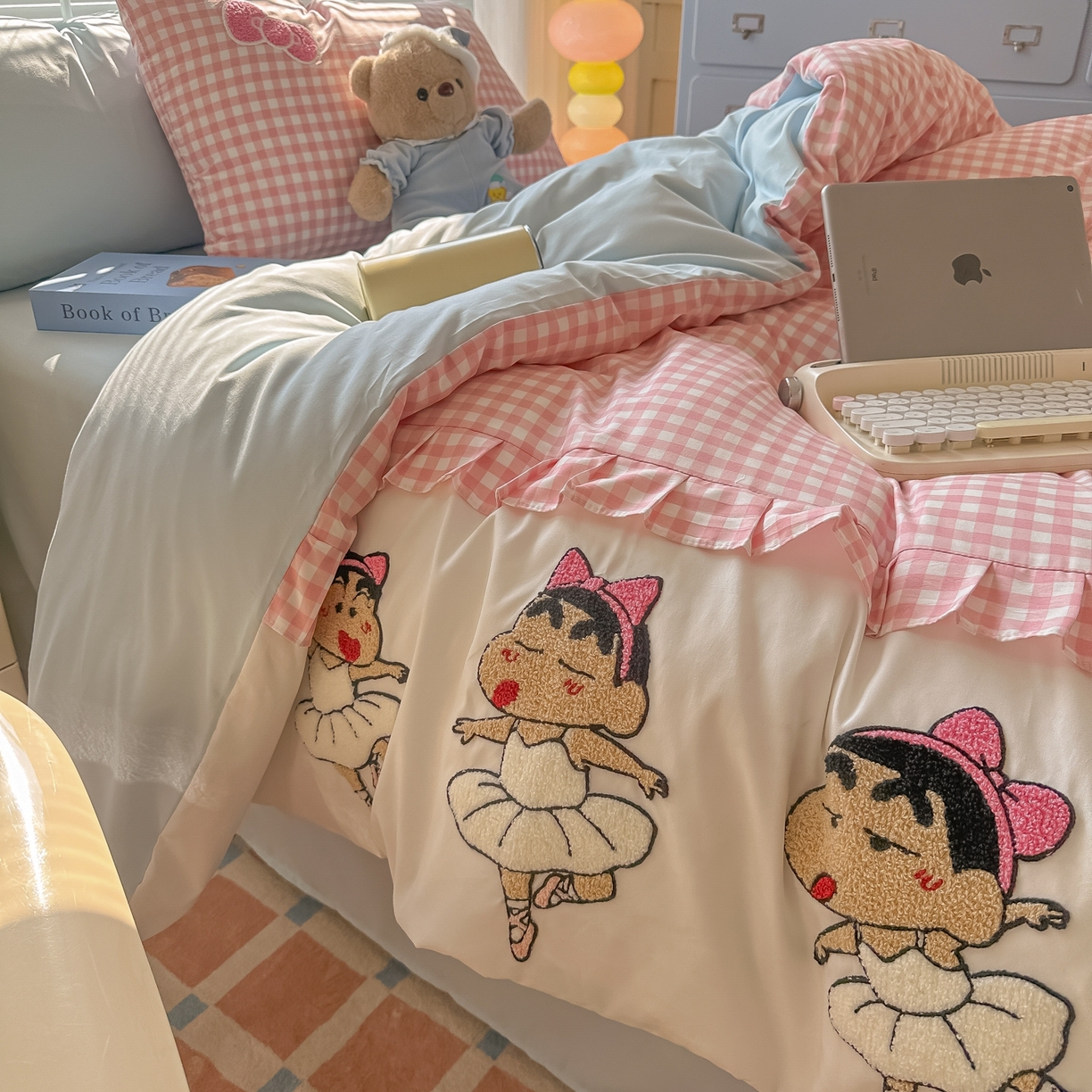 91家纺网 家纺一手货源 找家纺 子钦家纺 2025云朵棉水洗棉新款花边拼接毛巾绣床单床笠床裙四件套-跳舞的小新 跳舞的小新-粉格