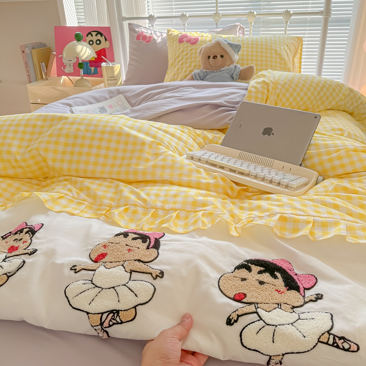 91家纺网 家纺一手货源 找家纺 子钦家纺 2025云朵棉水洗棉新款花边拼接毛巾绣床单床笠床裙四件套-跳舞的小新 跳舞的小新-黄格