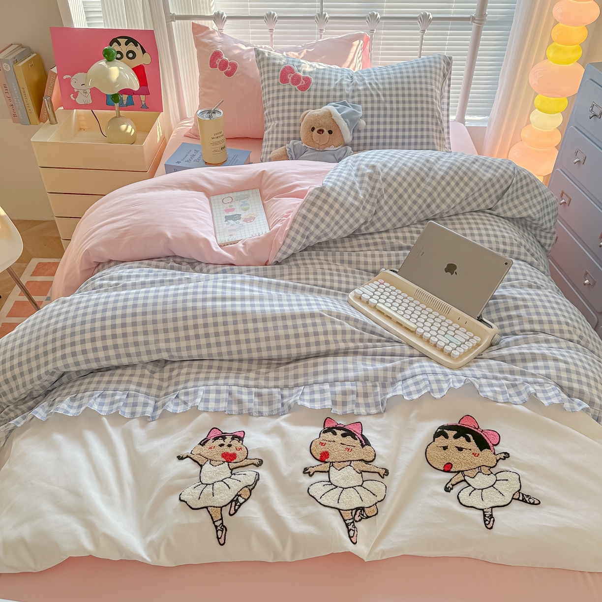 91家纺网 家纺一手货源 找家纺 子钦家纺 2025云朵棉水洗棉新款花边拼接毛巾绣床单床笠床裙四件套-跳舞的小新 跳舞的小新-蓝格