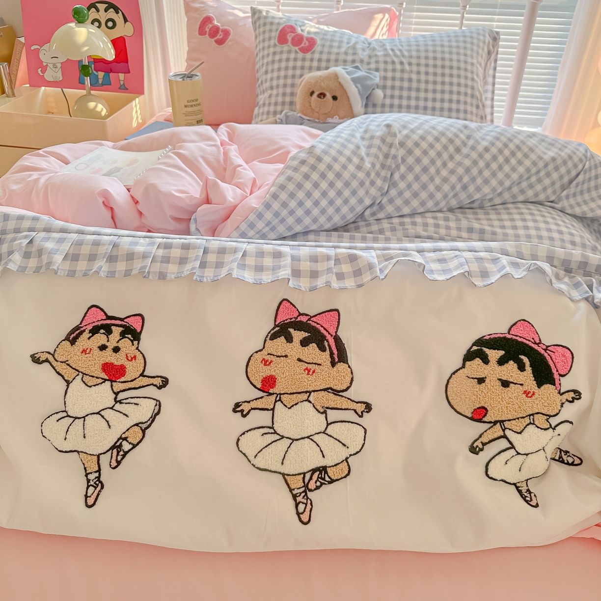 91家纺网 家纺一手货源 找家纺 子钦家纺 2025云朵棉水洗棉新款花边拼接毛巾绣床单床笠床裙四件套-跳舞的小新 跳舞的小新-蓝格