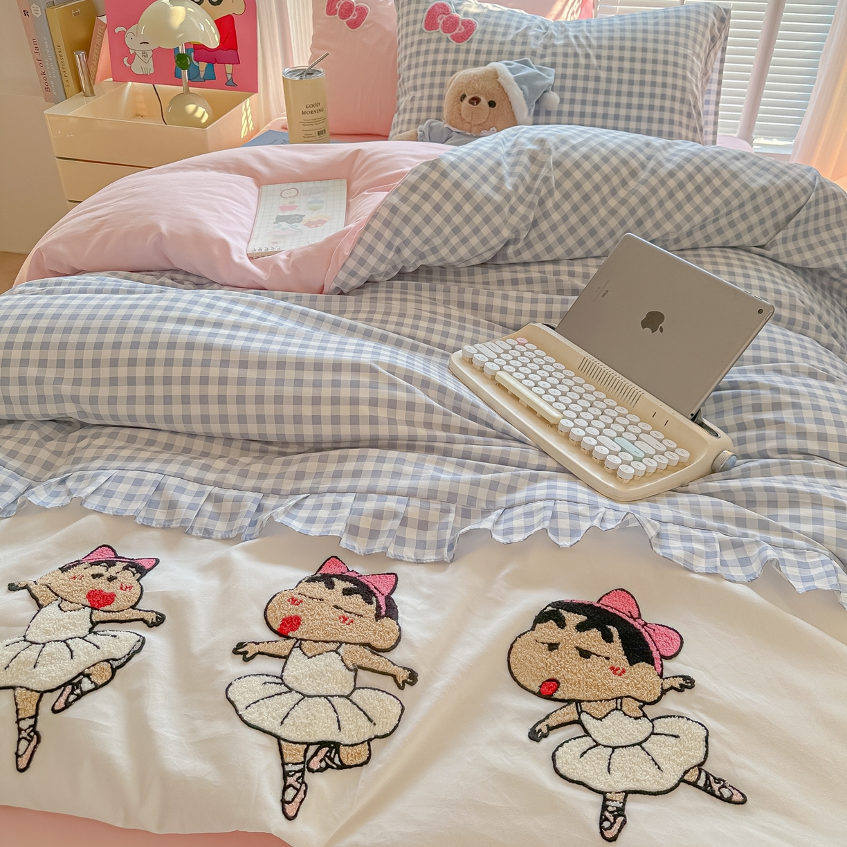 91家纺网 家纺一手货源 找家纺 子钦家纺 2025云朵棉水洗棉新款花边拼接毛巾绣床单床笠床裙四件套-跳舞的小新 跳舞的小新-蓝格