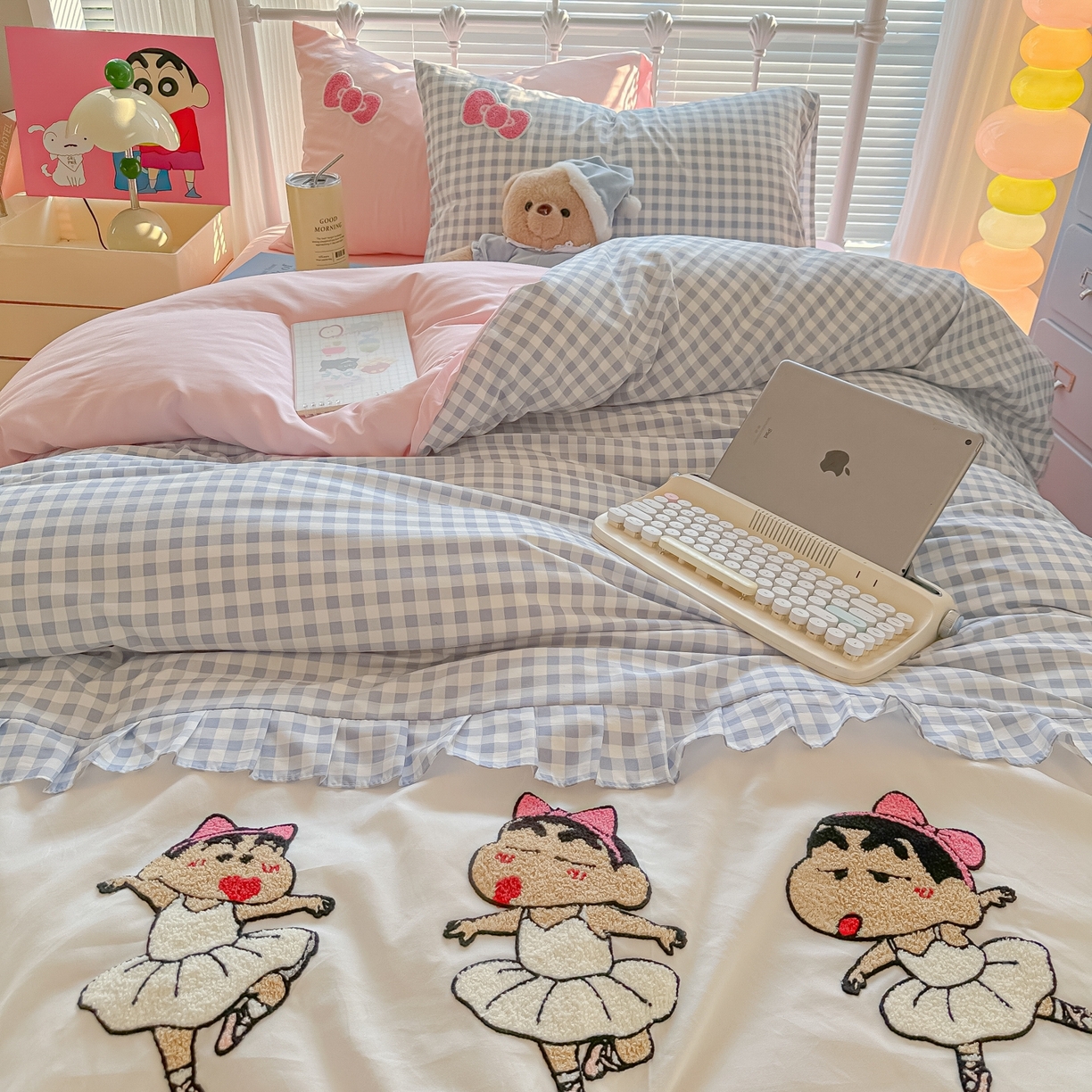 91家纺网 家纺一手货源 找家纺 子钦家纺 2025云朵棉水洗棉新款花边拼接毛巾绣床单床笠床裙四件套-跳舞的小新 跳舞的小新-蓝格