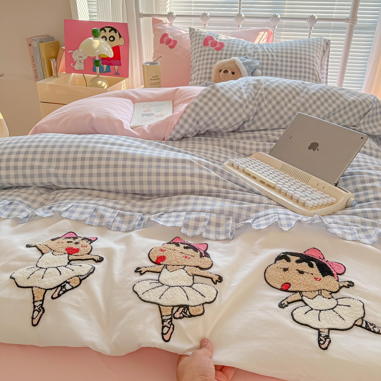 91家纺网 家纺一手货源 找家纺 子钦家纺 2025云朵棉水洗棉新款花边拼接毛巾绣床单床笠床裙四件套-跳舞的小新 跳舞的小新-蓝格