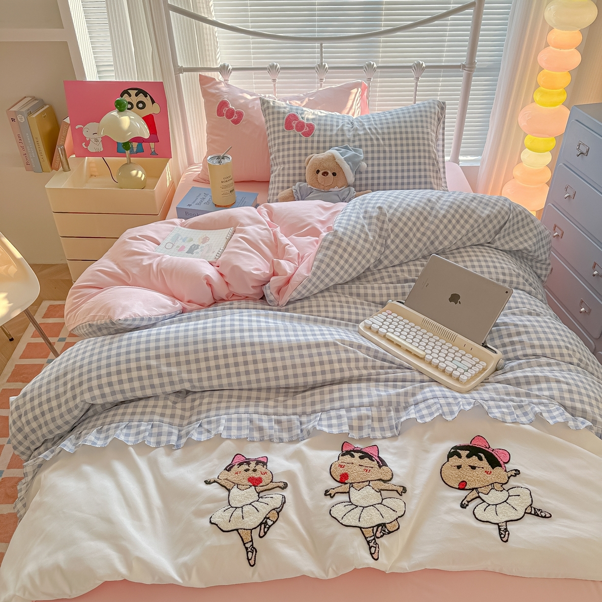 91家纺网 家纺一手货源 找家纺 子钦家纺 2025云朵棉水洗棉新款花边拼接毛巾绣床单床笠床裙四件套-跳舞的小新 跳舞的小新-蓝格