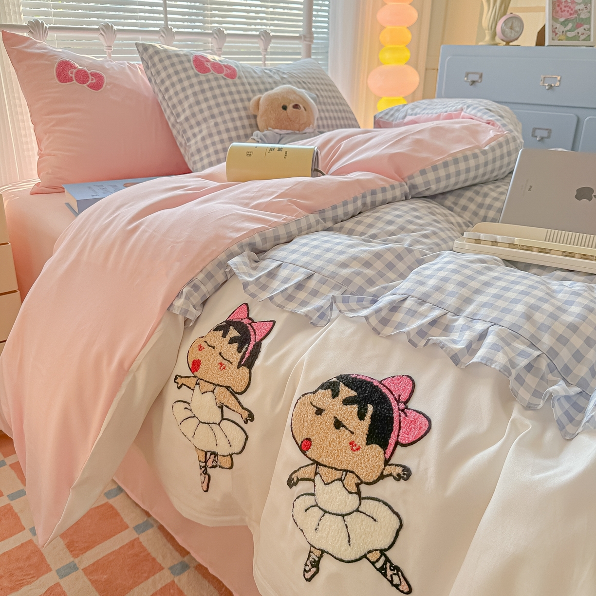 91家纺网 家纺一手货源 找家纺 子钦家纺 2025云朵棉水洗棉新款花边拼接毛巾绣床单床笠床裙四件套-跳舞的小新 跳舞的小新-蓝格