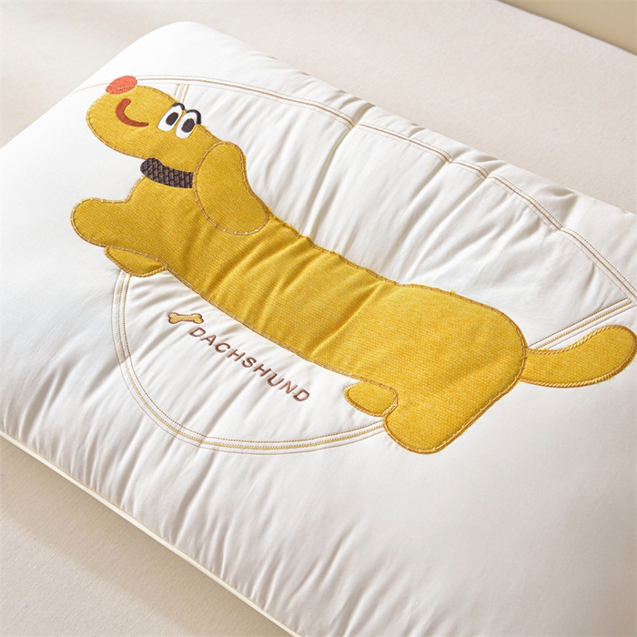91家纺网 家纺一手货源 找家纺 （总）铺尚美家纺 2025新款贴布绣腊肠狗定型枕卡通儿童枕学生枕芯可爱颈椎枕枕芯