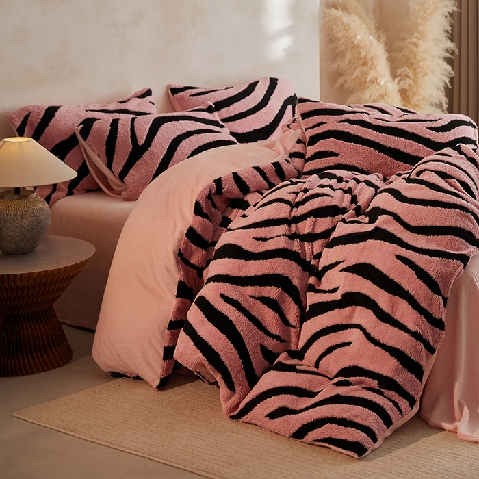 91家纺网 家纺一手货源 找家纺 吾诺家居 2025秋冬新款提花绵羊绒四件套 斑马粉