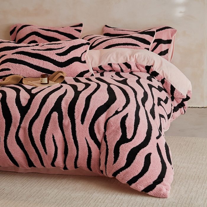 91家纺网 家纺一手货源 找家纺 吾诺家居 2025秋冬新款提花绵羊绒四件套 斑马粉