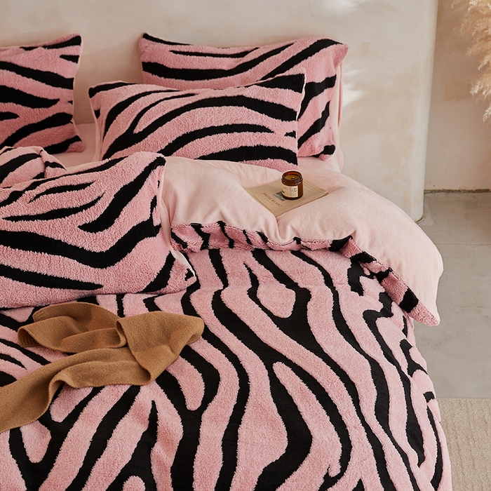 91家纺网 家纺一手货源 找家纺 吾诺家居 2025秋冬新款提花绵羊绒四件套 斑马粉