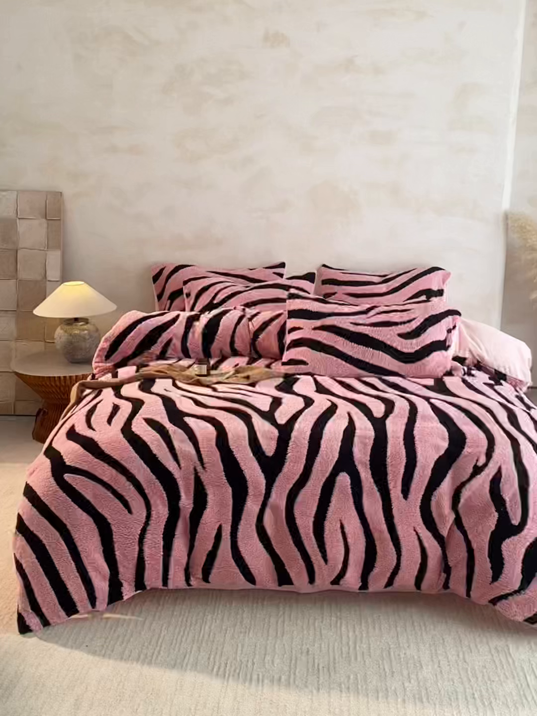 91家纺网 家纺一手货源 找家纺 吾诺家居 2025秋冬新款提花绵羊绒四件套 斑马粉