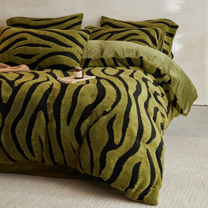 91家纺网 家纺一手货源 找家纺 吾诺家居 2025秋冬新款提花绵羊绒四件套 斑马绿