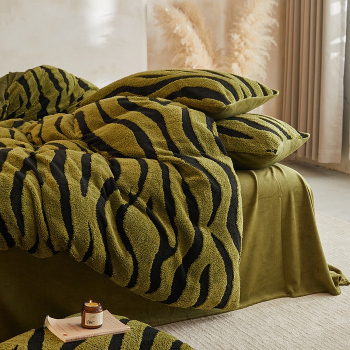 91家纺网 家纺一手货源 找家纺 吾诺家居 2025秋冬新款提花绵羊绒四件套 斑马绿