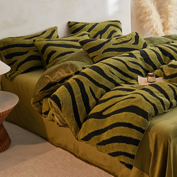 91家纺网 家纺一手货源 找家纺 吾诺家居 2025秋冬新款提花绵羊绒四件套 斑马绿