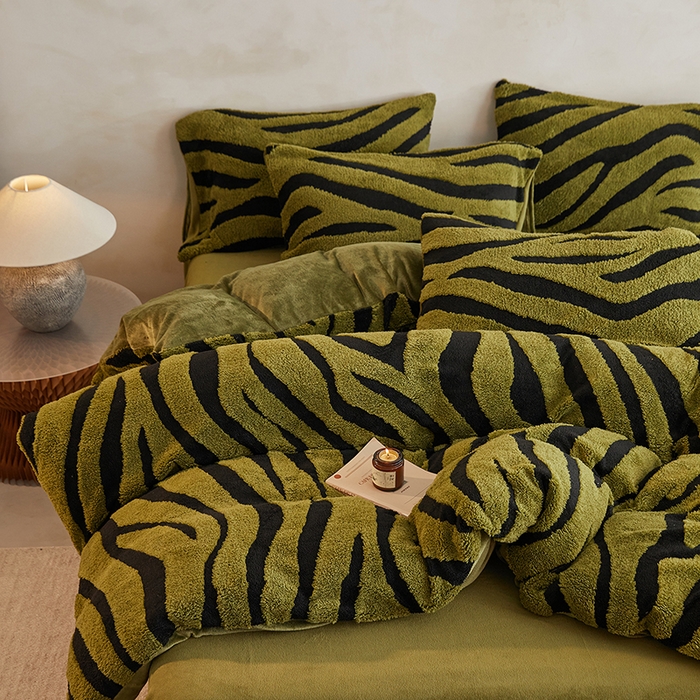 91家纺网 家纺一手货源 找家纺 吾诺家居 2025秋冬新款提花绵羊绒四件套 斑马绿