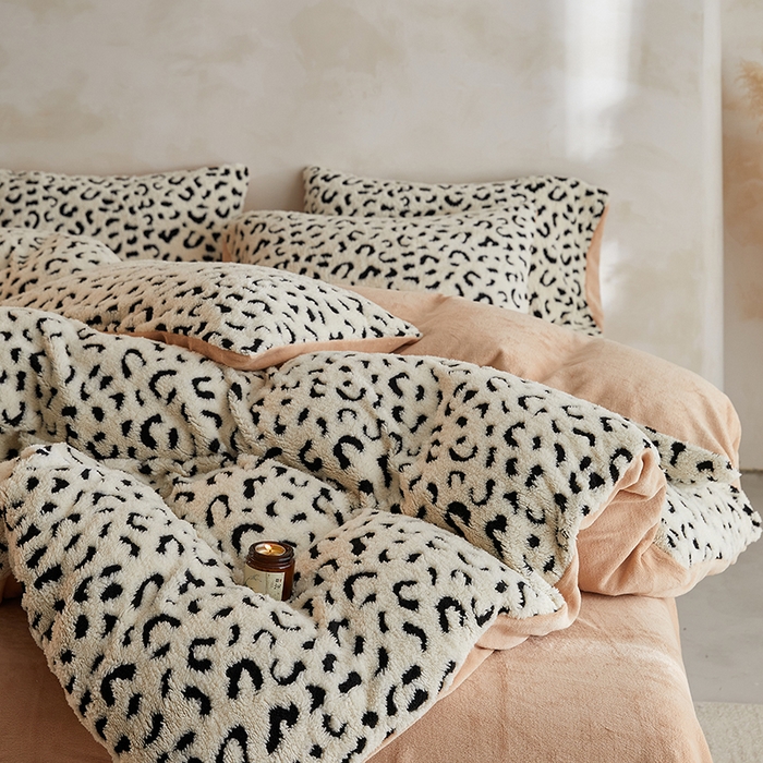 91家纺网 家纺一手货源 找家纺 吾诺家居 2025秋冬新款提花绵羊绒四件套 豹纹白