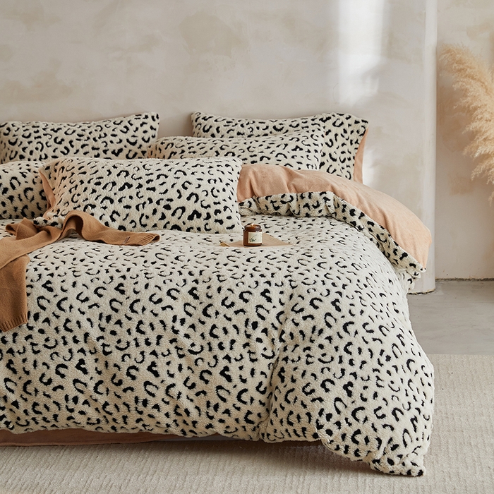 91家纺网 家纺一手货源 找家纺 吾诺家居 2025秋冬新款提花绵羊绒四件套 豹纹白