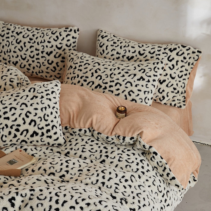 91家纺网 家纺一手货源 找家纺 吾诺家居 2025秋冬新款提花绵羊绒四件套 豹纹白