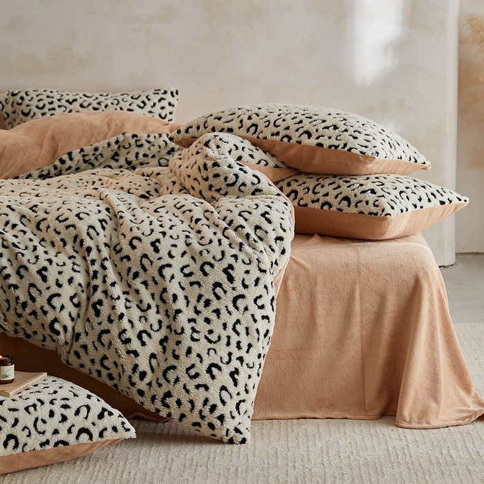 91家纺网 家纺一手货源 找家纺 吾诺家居 2025秋冬新款提花绵羊绒四件套 豹纹白