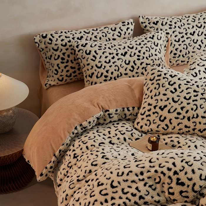 91家纺网 家纺一手货源 找家纺 吾诺家居 2025秋冬新款提花绵羊绒四件套 豹纹白