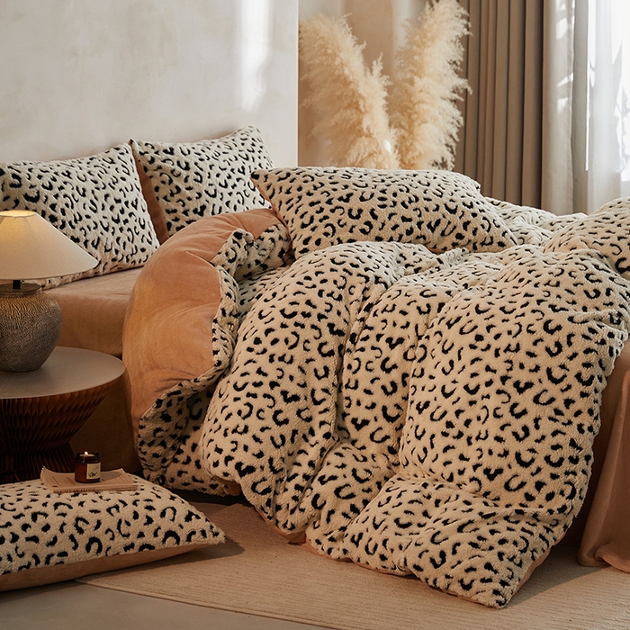 91家纺网 家纺一手货源 找家纺 吾诺家居 2025秋冬新款提花绵羊绒四件套 豹纹白