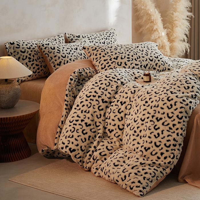 91家纺网 家纺一手货源 找家纺 吾诺家居 2025秋冬新款提花绵羊绒四件套 豹纹白